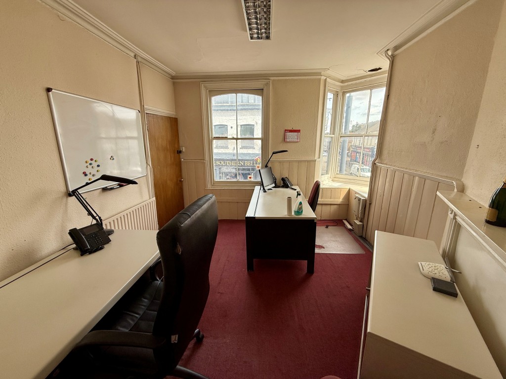Lot: 109 - FREEHOLD PROPERTY IN TOWN CENTRE WITH POTENTIAL - First floor room one